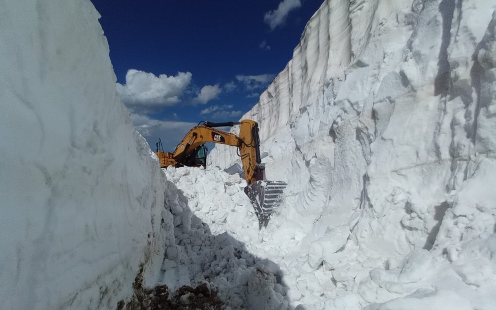 Yüksekova'da yaz mevsimine rağmen 8 metrelik kar tünelleri