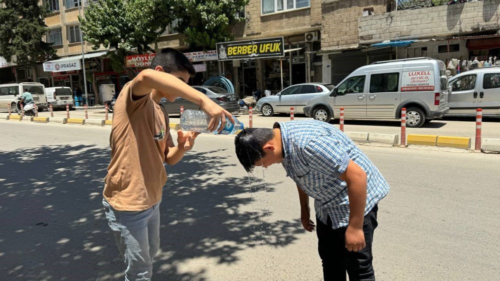 Kilis'te etkili olan sıcak havalarda soğuk meyan şerbeti satarak geçimini sağlıyor