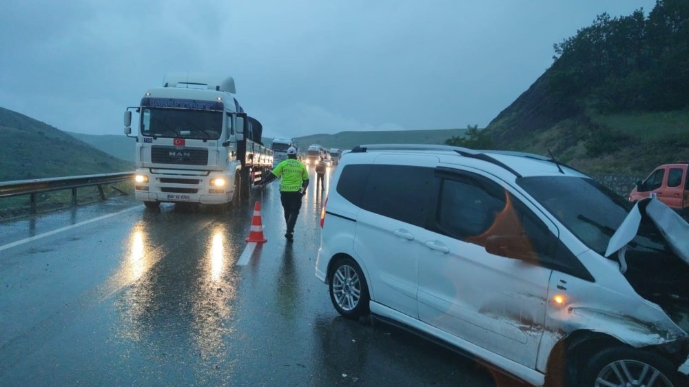 Erzincan-Erzurum karayolunda zincirleme kaza: 1 kişi yaralandı