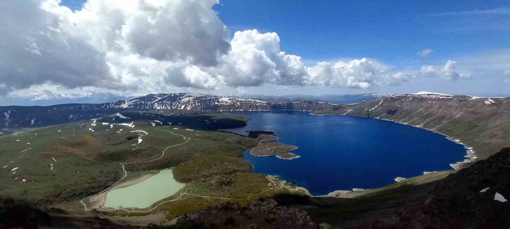 Nemrut Kalderası’nın bir tarafı kar bir tarafı bahar