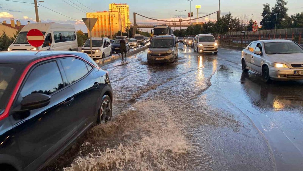 Diyarbakır’da sağanak yağış rögar tıkattı, yollarda araç trafiği oluştu