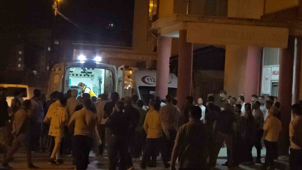 Hakkari’de tır ile minibüs çarpıştı: 4 kişi yaralandı
