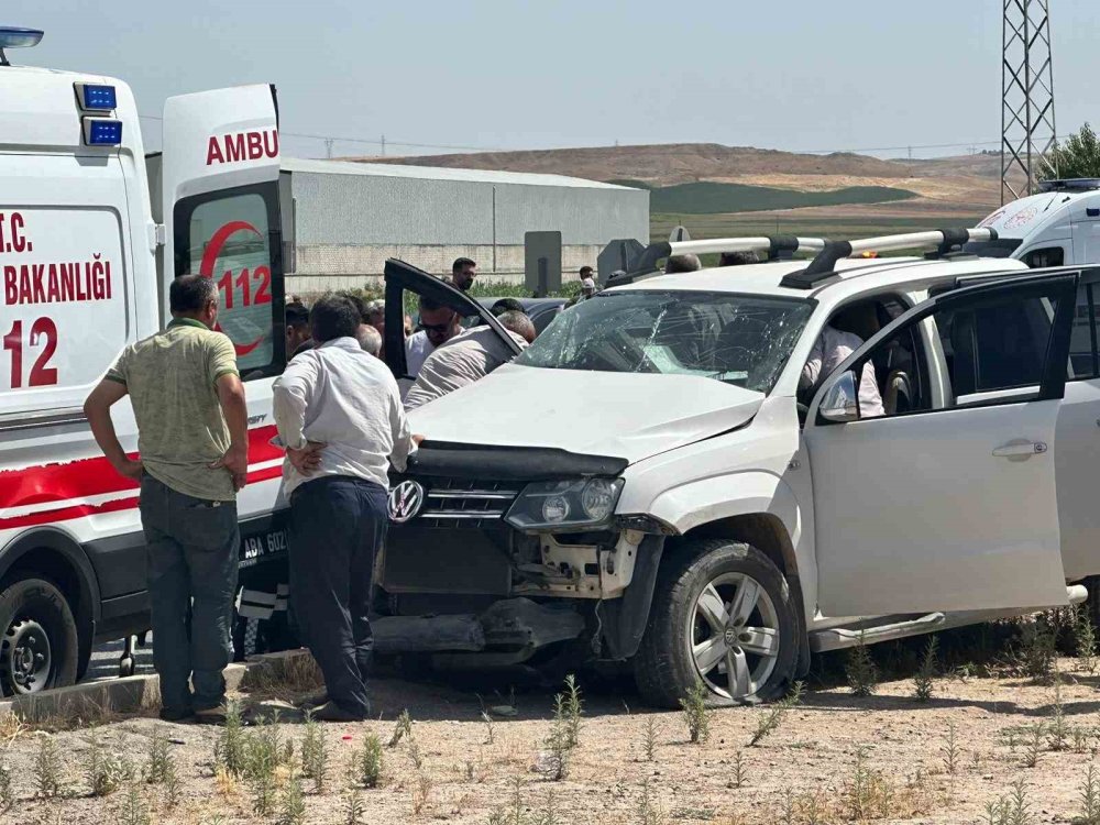 Diyarbakır’da yolcu minibüsü ile pikap çarpıştı: 1’i çocuk 3’ü ağır 14 kişi yaralandı