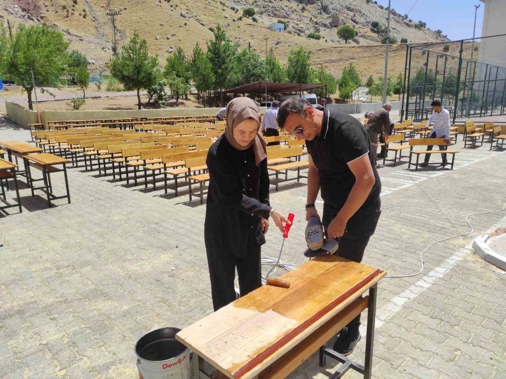 Köy okulu öğretmenleri, okullarındaki eksikleri gidermeye çalışıyor