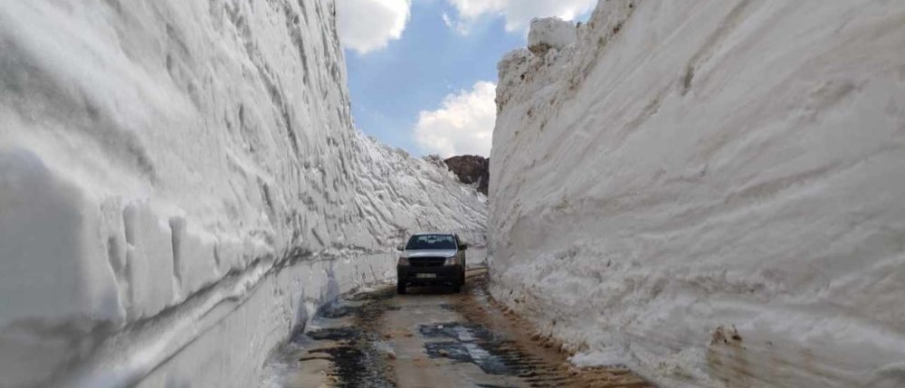 Temmuz ayında 8 metrelik karda yol açma çalışması devam ediyor