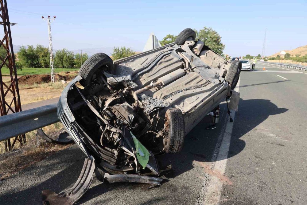 Otomobil karşı şeride uçtu: 5 kişi yaralandı