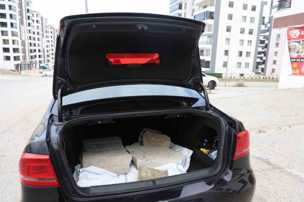 Elazığ'da milyonluk aracını taşla doldurdu