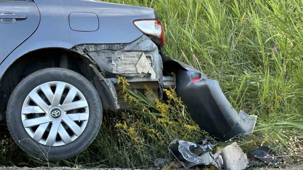 Yüksekova'da kontrolden çıkan otomobil şarampole yuvarlandı: 4 yaralı