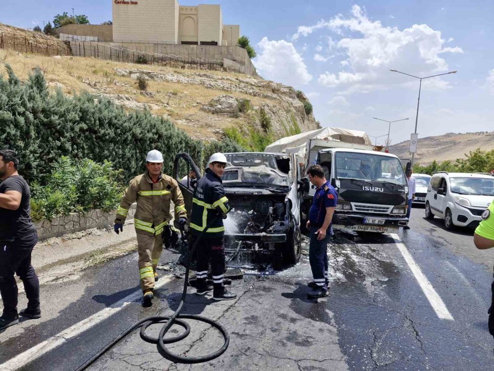 Mardin’de seyir halindeki ticari araç yandı