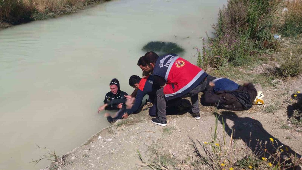 Van’da otomobil su kanalına uçtu: Baba ve oğlu hayatını kaybetti