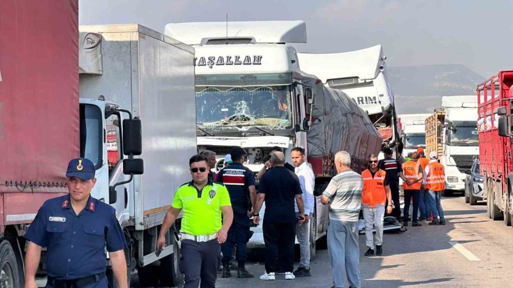 TAG Otoyolu’nda zincirleme kaza: 1 ölü, 6 yaralı