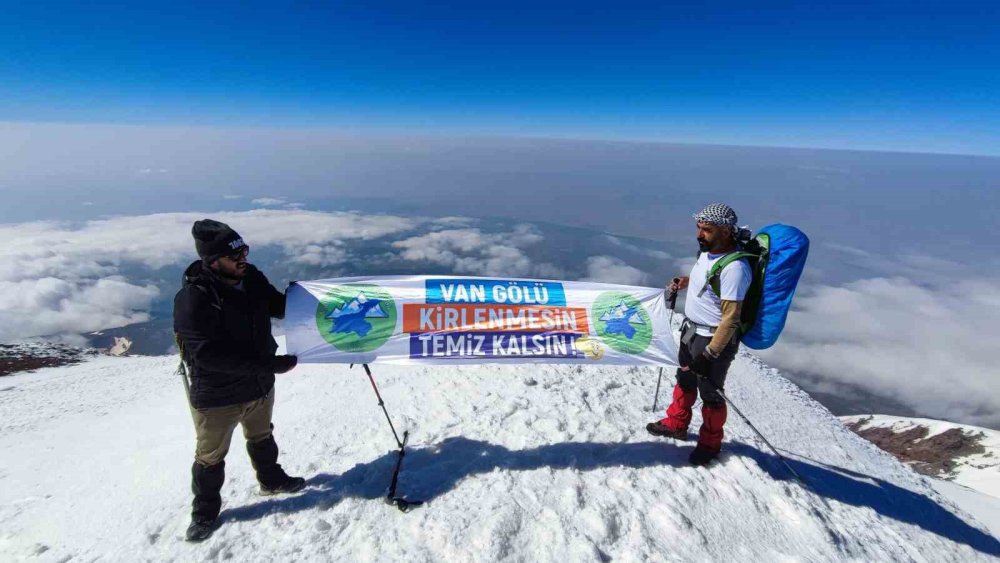 Vanlı dağcılar Ağrı Dağı’na tırmandı