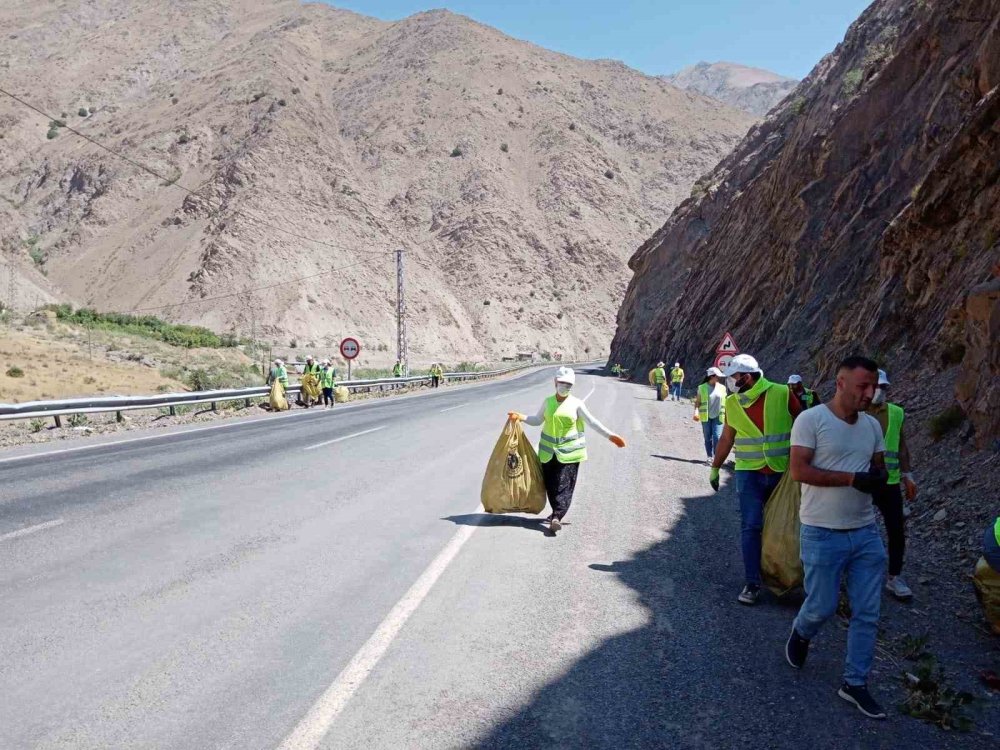 Hakkari-Van kara yolunda çevre temizliği yapıldı