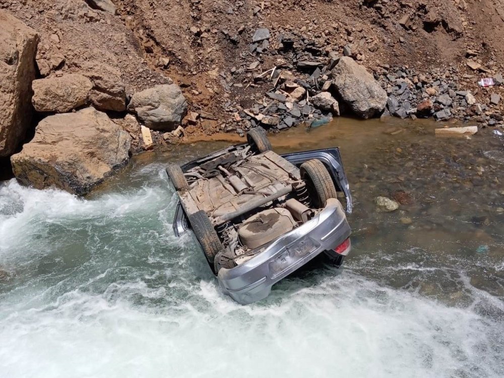 Hakkari'de dereye uçan otomobildeki 3 kişi yara almadan kurtuldu