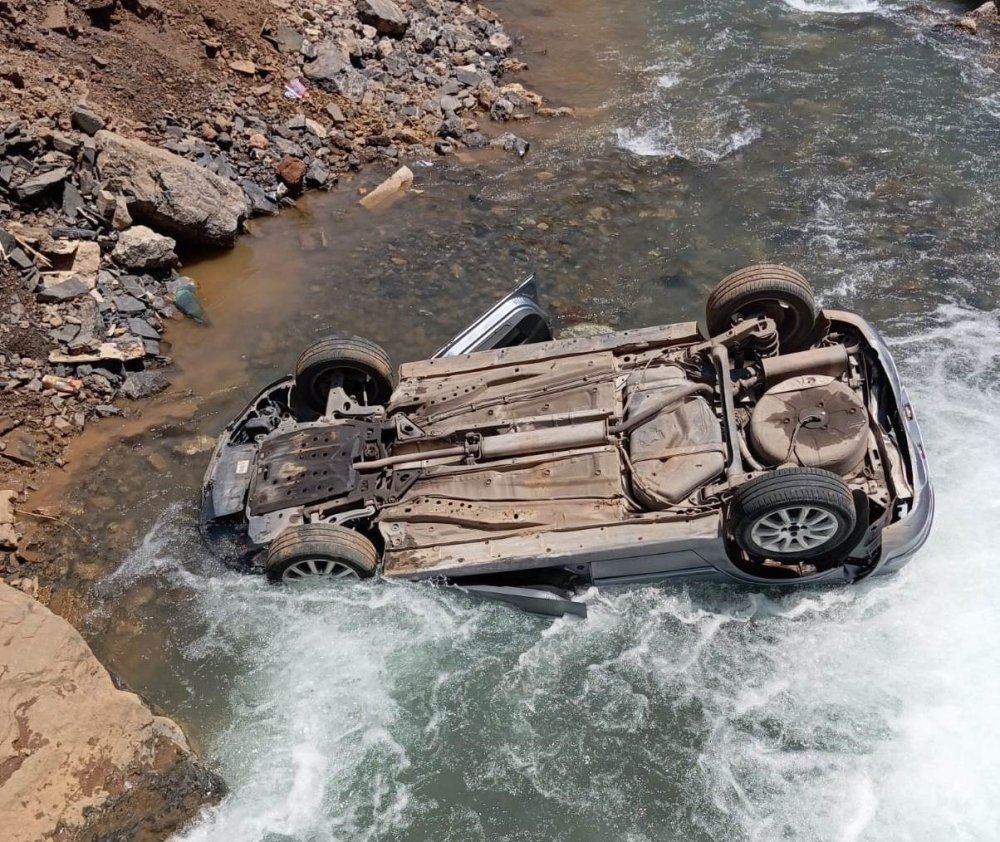 Hakkari'de dereye uçan otomobildeki 3 kişi yara almadan kurtuldu