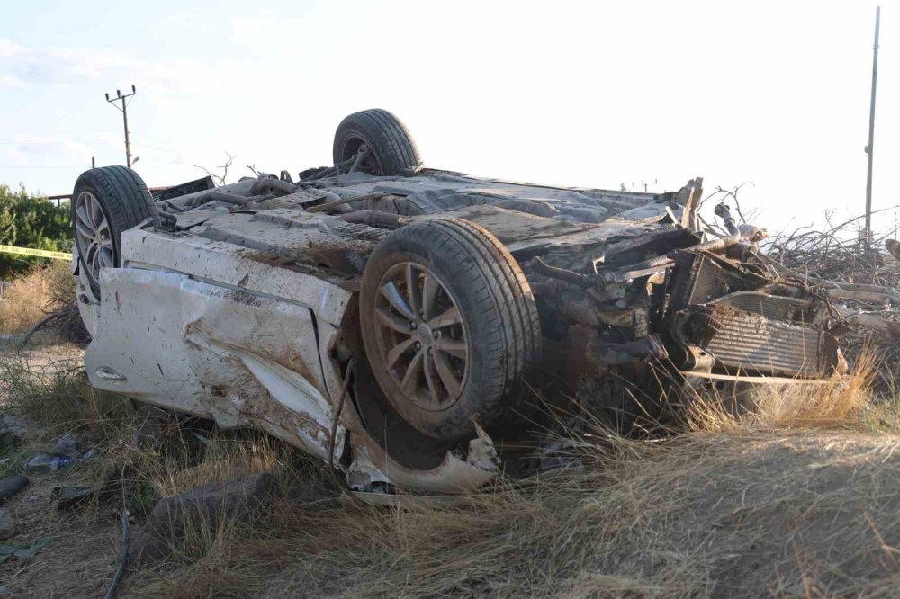 Tarlaya uçan aracın tekerleği ise 50 metre uzaklıktaki bahçeye fırladı