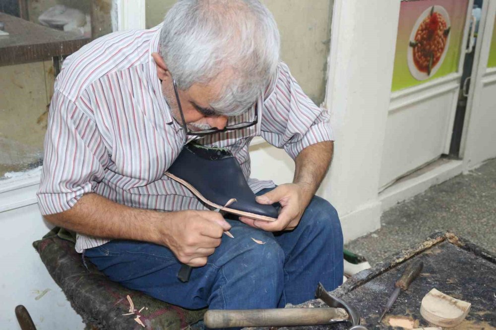 Yarım asırdır yöresel ayakkabı üretimi yapıyor