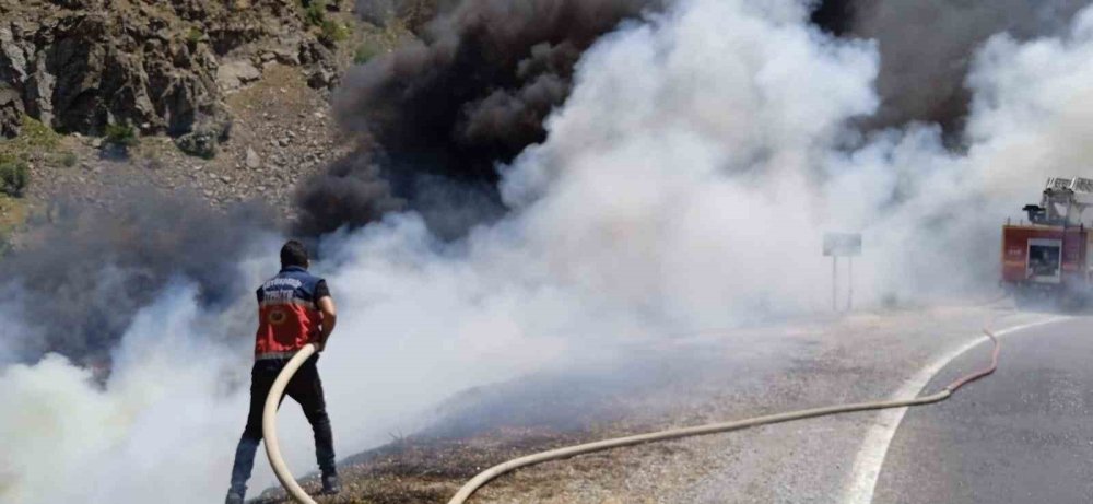 Van'daki bir hırdavat deposunda korkutan yangın