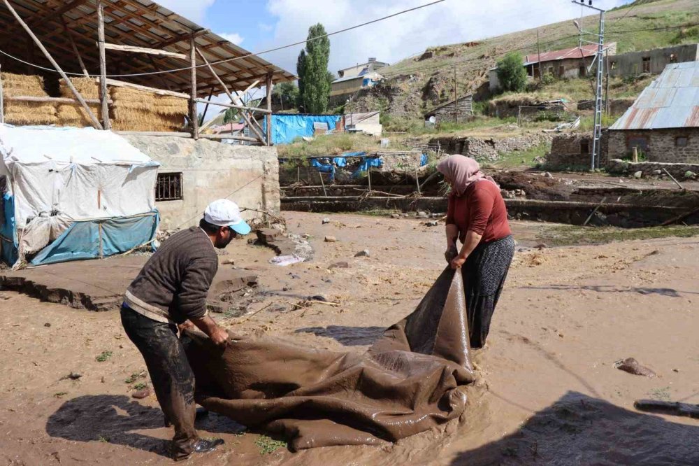 Oltu’da sağanak yağış sele neden oldu