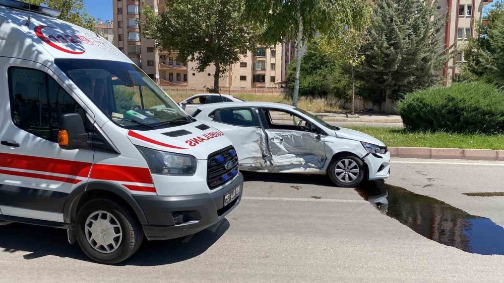 Elazığ’da trafik kazası: 2 kişi yaralandı