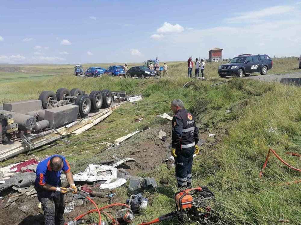 Kars’ta tırda sıkışan sürücüyü ekipler kurtardı