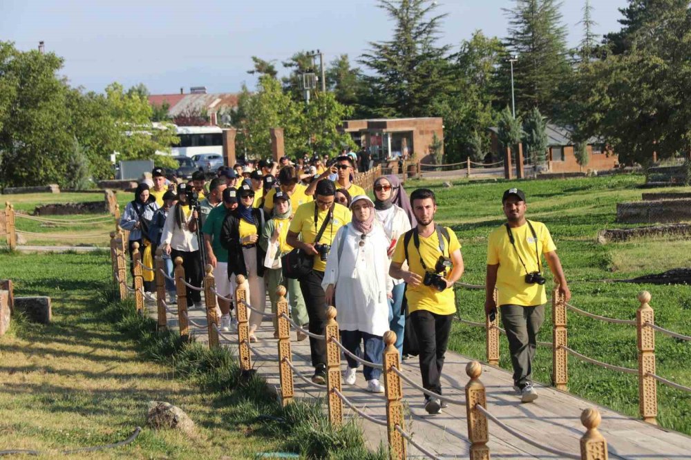 Turistik trenle Bitlis’e gelen öğrenciler tarihi mekanları dolaştı