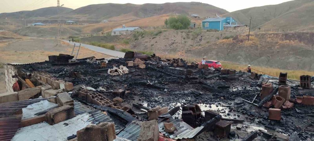 Van’da çıkan çatı yangını korkuttu