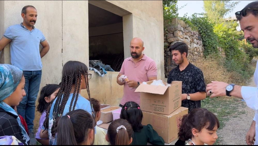 Şemdinli'de çocuklar için dondurma şenliği düzenlendi