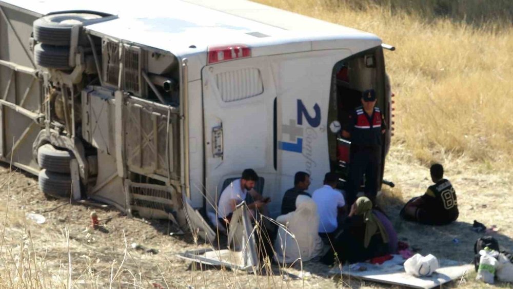 Van'a gelmekte olan yolcu otobüsü Malatya’da şarampole uçtu: 26 yaralı