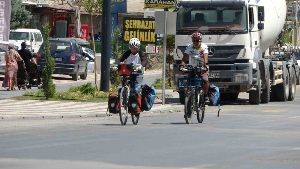 Seyahat tutkunu çift, bisikletle 3 bin kilometre yol kat etti