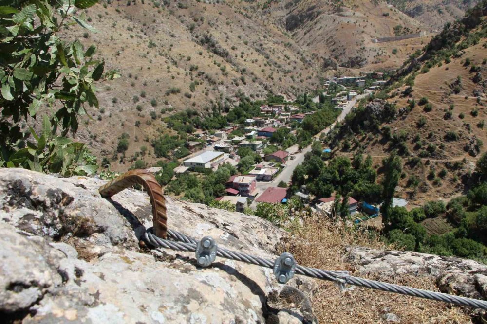 Şırnak’ta kayalar halatla bağlandı