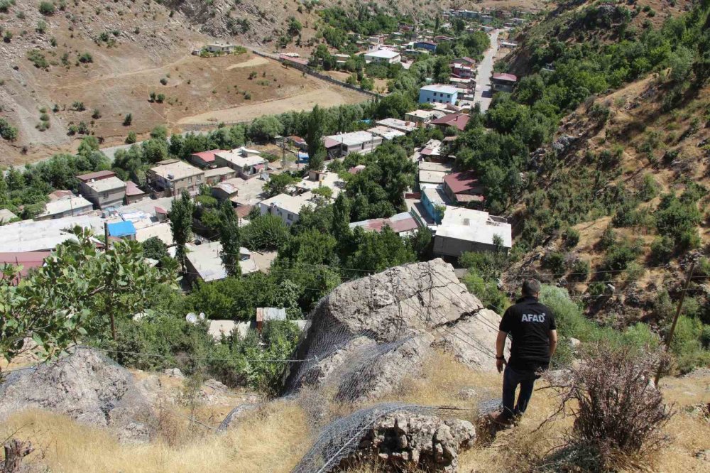 Şırnak’ta kayalar halatla bağlandı