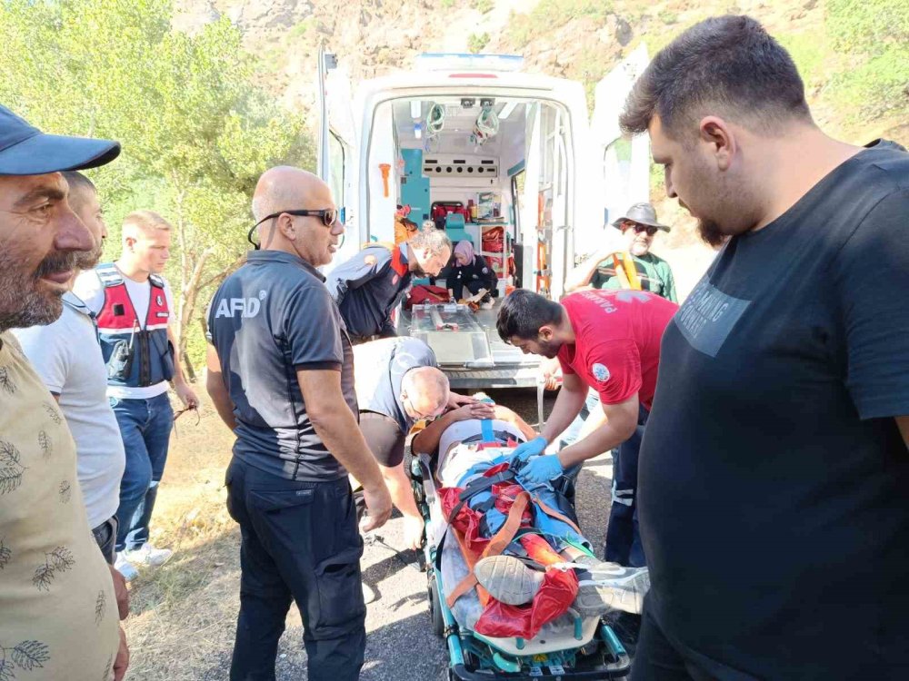 Tunceli'de kamyon şarampole devrildi: 1 yaralı