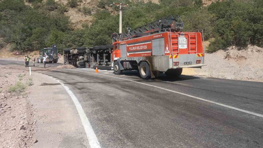 Tunceli Pülümür'de buğday yüklü tır devrildi