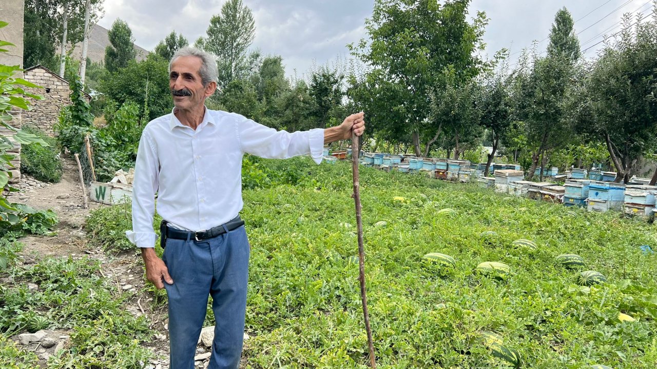 Yüksekova'da bir başarı hikayesi: Çiftçilik ve arıcılıkla 10 çocuğunu okuttu