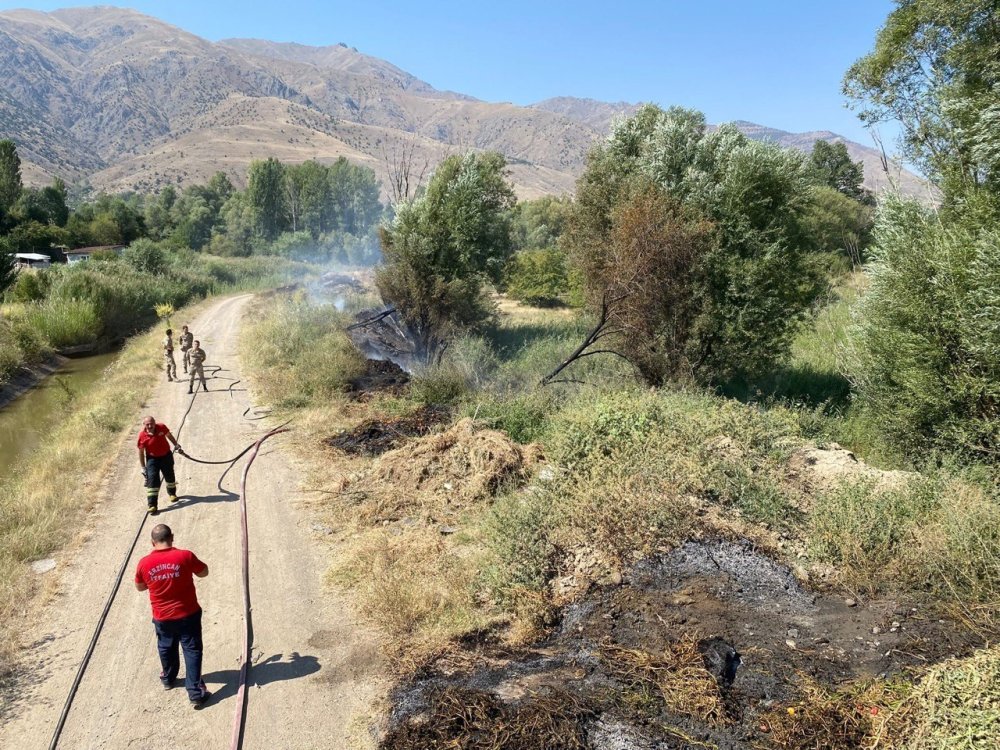 Erzincan'da örtü yangını büyümeden söndürüldü