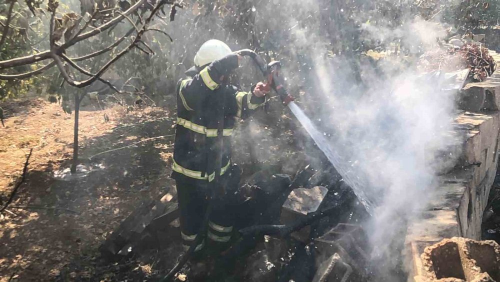 Adıyaman'da otluk alanda çıkan yangın bahçeye sıçradı