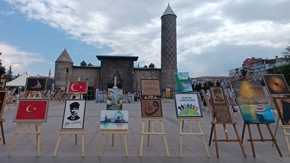 Erzurum'da "Umudun Renkleri" kapılarını açtı