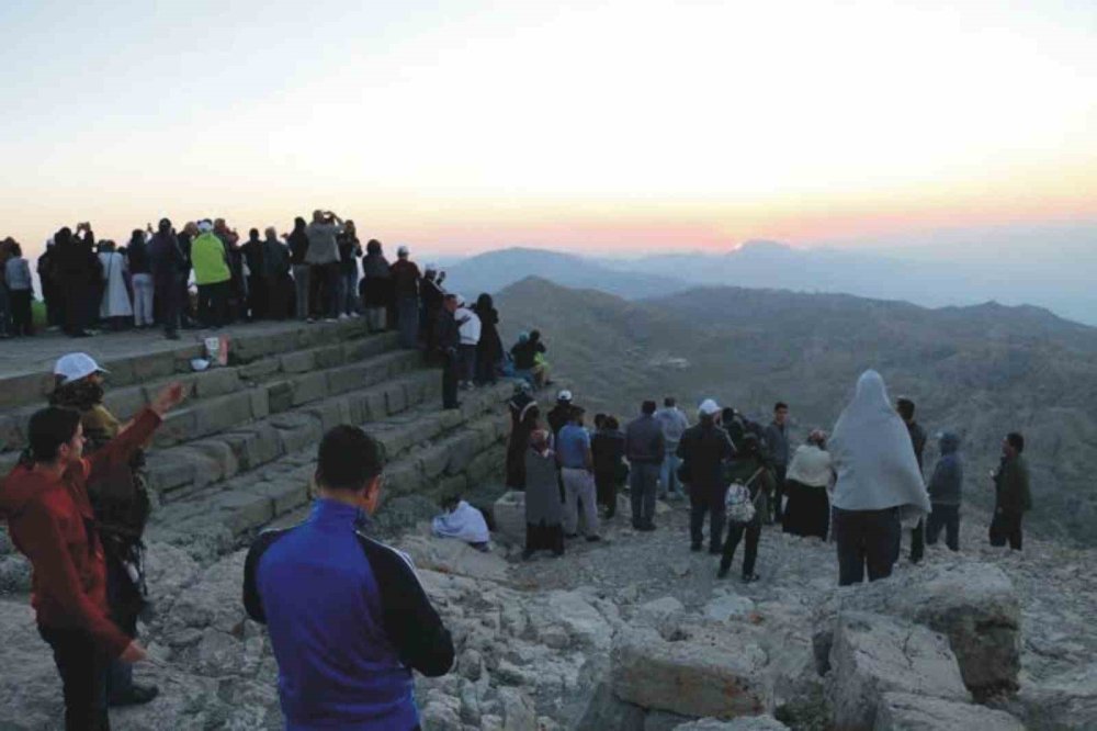 Adıyaman'da güneşin doğuşunu meditasyon yaparak izlediler