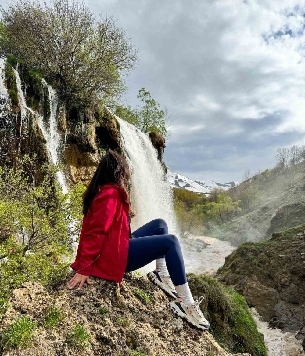 Erzincan'da 30 metre yükseklikten dökülen saklı cennet görenleri hayran bırakıyor