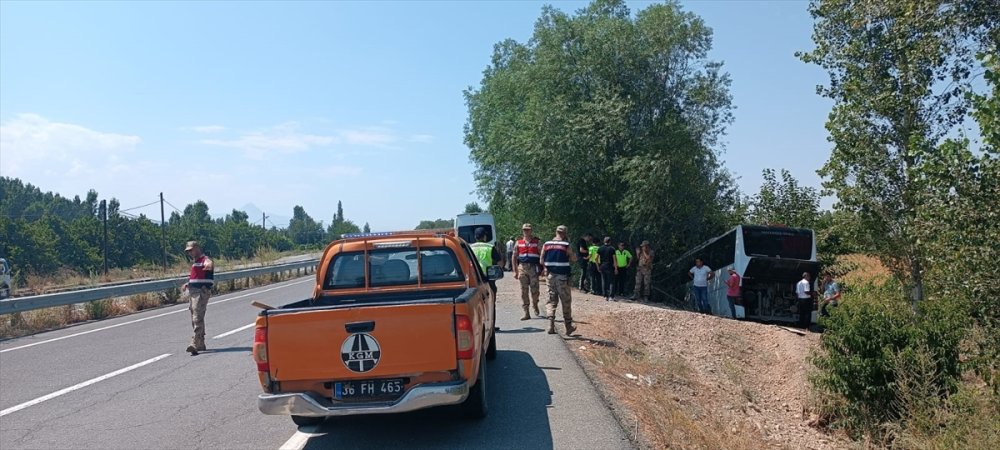 Iğdır'da yolcu otobüsü yoldan çıkıp ağaca çarptı: 2'si ağır 14 yaralı