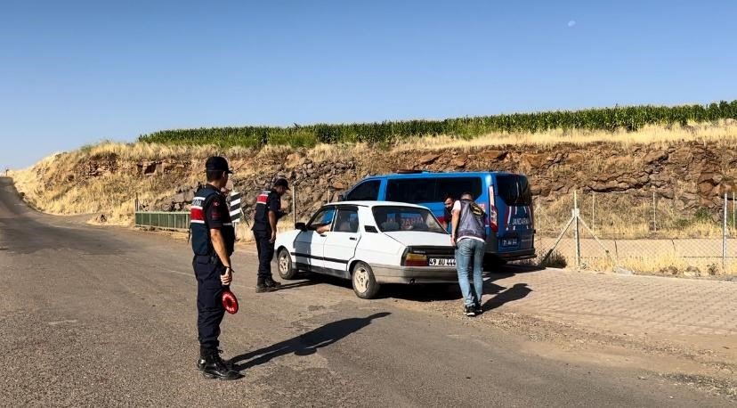 Diyarbakır'da jandarma ekipleri kayıp Narin için seferber oldu