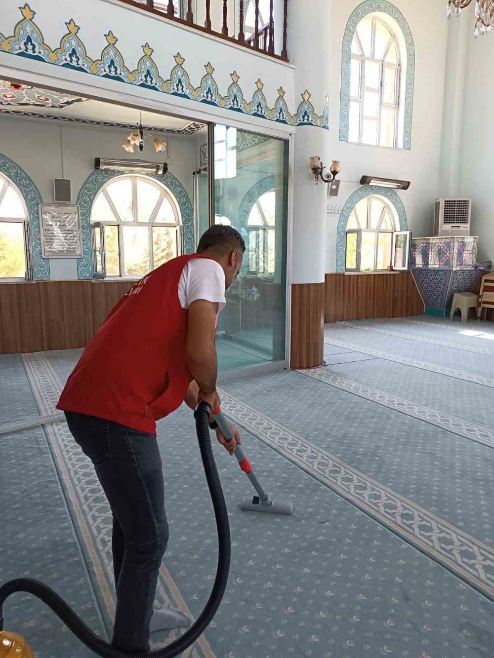 Elazığ Gençlik Merkezi gönüllüleri cami temizliği yaptı