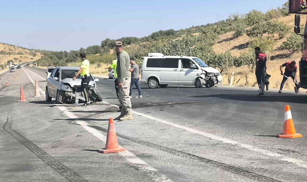 Adıyaman'da otomobil ile minibüs çarpıştı: 3 yaralı