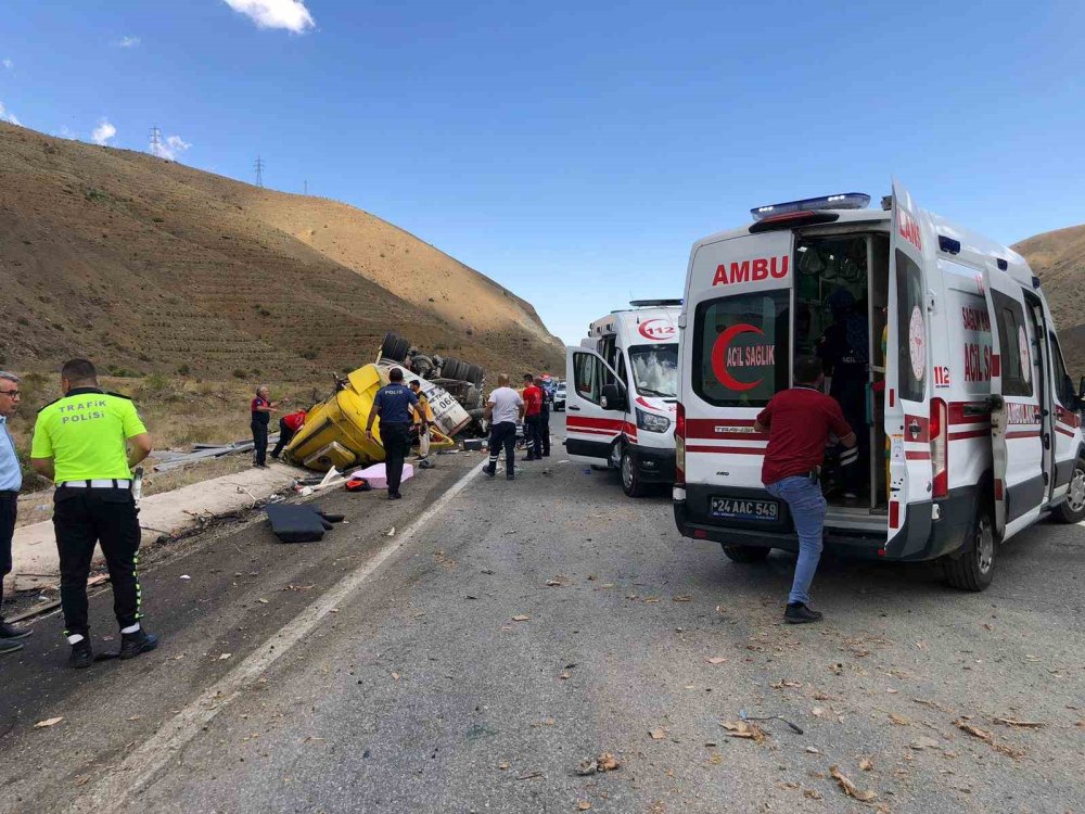 Erzincan’da tır ile otomobil çarpıştı: 4 kişi öldü