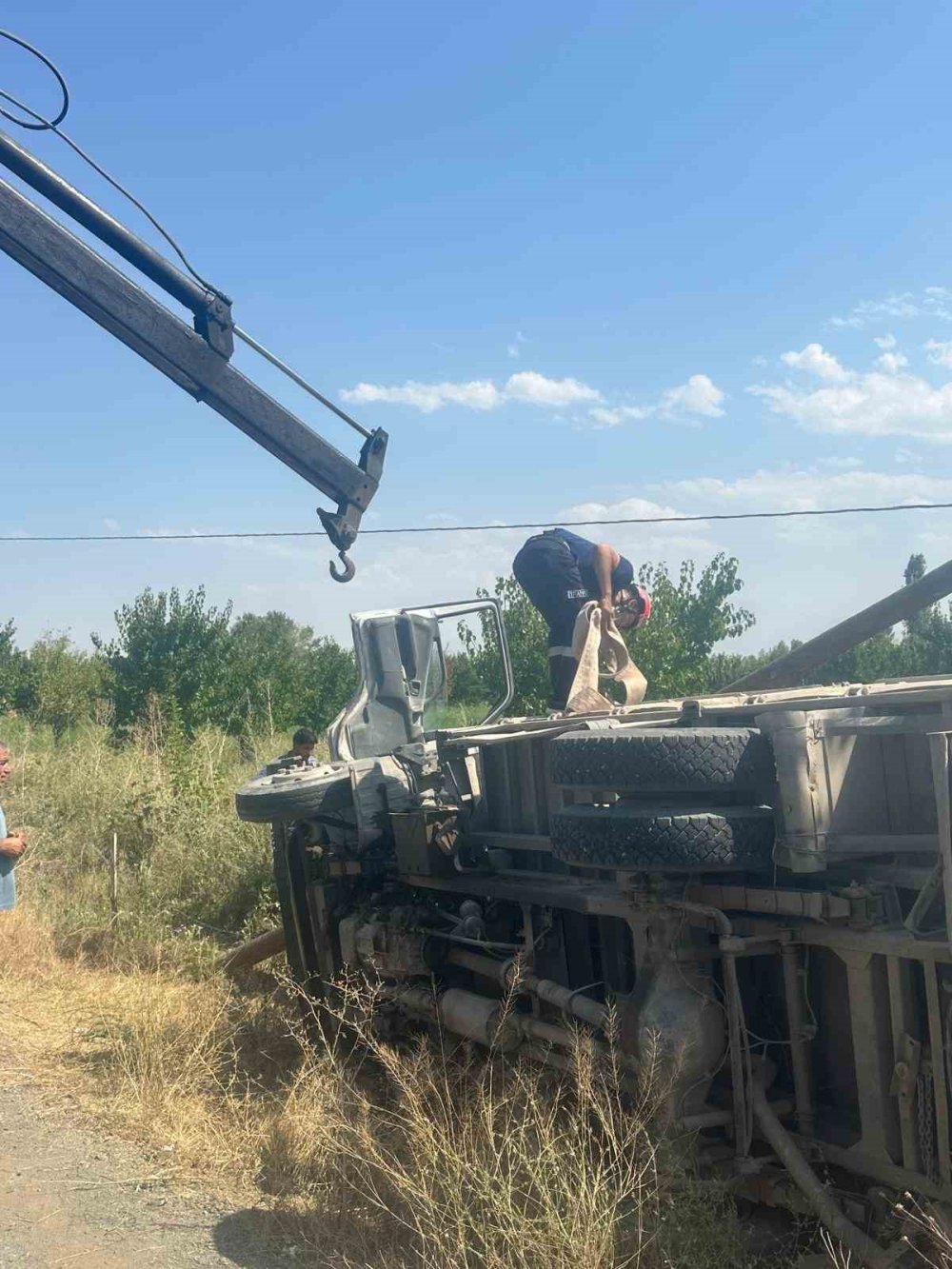 Iğdır'da virajı alamayan kamyon elektrik direğine çarparak devrildi: 1 yaralı