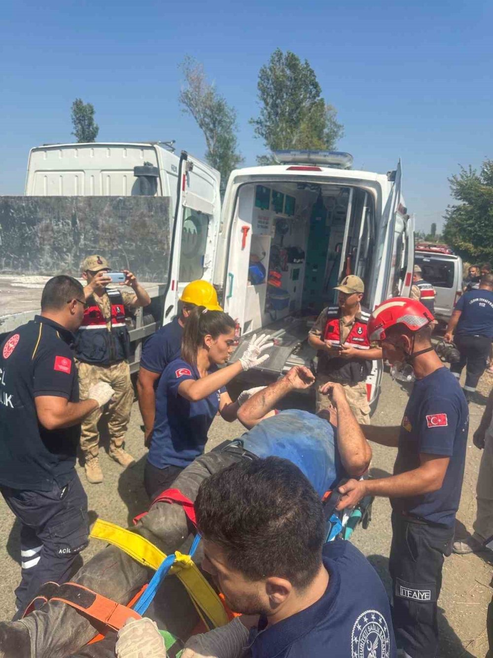 Iğdır'da virajı alamayan kamyon elektrik direğine çarparak devrildi: 1 yaralı