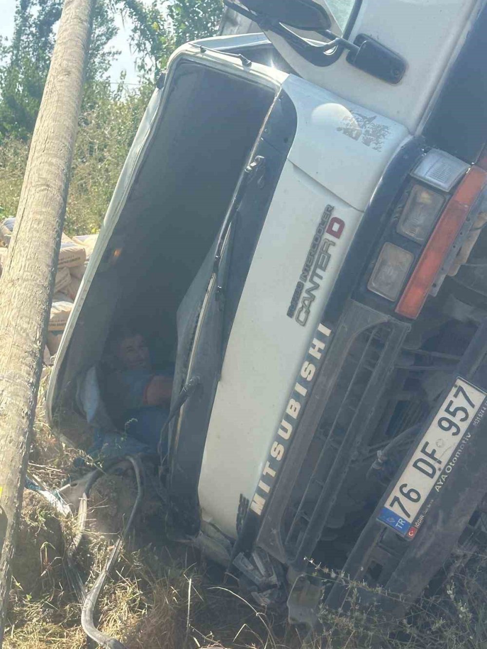 Iğdır'da virajı alamayan kamyon elektrik direğine çarparak devrildi: 1 yaralı