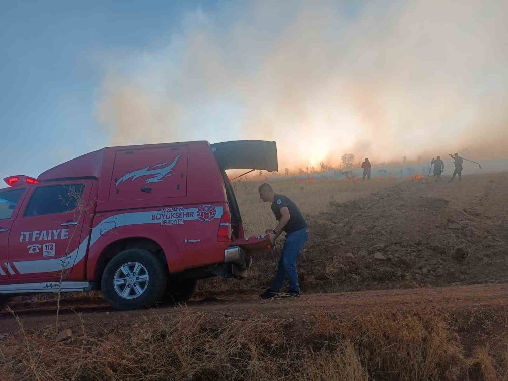 Malatya'da İtfaiye erleri yangından kurtardığı kaplumbağaya su verdi