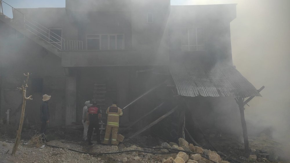 Adıyaman'da çıkan yangın iki katlı evi kullanılamaz hale getirdi